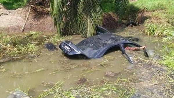 Anggota bomba melakukan pencarian mangsa yang dikhuatiri terperangkap. (Gambar pembaca)