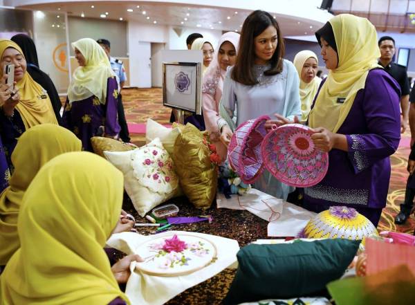 Tengku Permaisuri Selangor Tengku Permaisuri Norashikin (dua dari kanan) berkenan melawat pameran selepas merasmikan Majlis Ramah Mesra bersama Persatuan Suri dan Anggota Wanita Kakitangan Perkhidmatan Awam (PUSPANITA) Negeri Selangor di Dewan Jubli Perak hari ini. -Foto Bernama