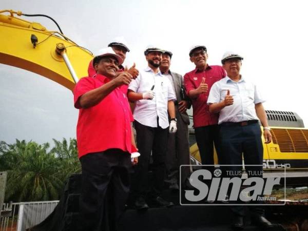 Mukhriz (tiga dari kiri) menyempurnakan Majlis Pecah Tanah Projek Solar Berskala Besar 30 Megawatt Kuala Muda di Lot 322, Mukim Sungai Petani hari ini.