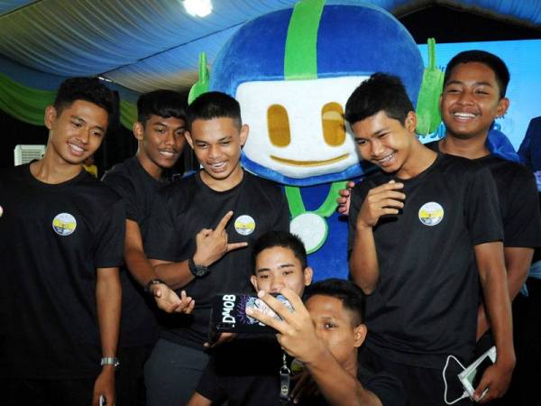 Pelajar daripada Azmida Technical College berswafoto bersama Mat Bidal. Foto: ROSLI TALIB