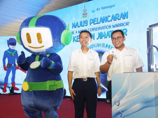 Suhaimi dan Amirudin melancarkan Kempen 'Be A Water Conservation Warrior' dan ditemani oleh Mat Bidal. Foto: ROSLI TALIB