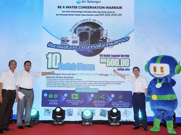 Dari kiri Ketua Perkhidmatan Pengebilan Pelanggan, Yusof Saroji, Pengarah/ Ketua Operasi, Ir Abas Abdullah, Suhaimi dan maskot kempen jimat air, Mat Bidal mengalu-alukan orang awam untuk menyertai Pertandingan 'Be A Water Conservation Warrior'. Foto: ROSLI TALIB