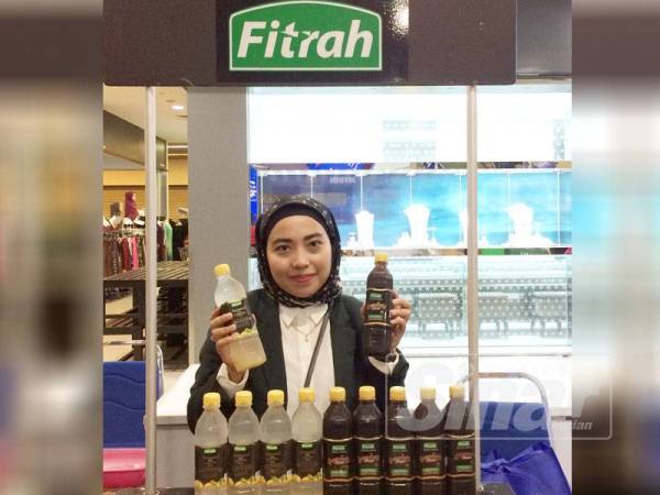 Rabbiatul Adawiah menunjukkan produk keluaran Fitrah.