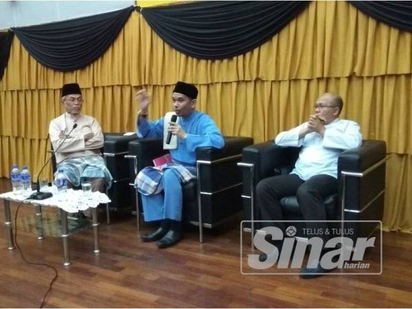 Afifi (tengah) menyampaikan syarahan bertajuk Oxford dan Islam pada majlis Nadwah Jumaat Perdana di Auditorium Universiti Sultan Azlan Shah di sini semalam.