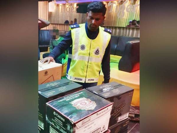 Antara rampasan minuman keras dalam operasi Ops Cantas di sebuah pusat hiburan di Bukit Tinggi, Klang awal pagi tadi.
