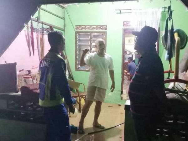 Antara rumah penduduk yang dimasuki air akibat banjir kilat malam tadi. FOTO: Ihsan APM