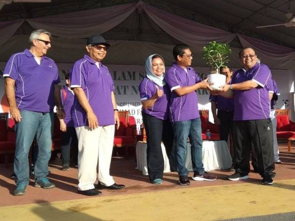 Ahmad Faizal menerima pokok daripada Norazizi selepas menyempurnakan Majlis Perasmian Hari Alam Sekitar Negara 2019 di Taman Rekreasi Sultan Abdul Aziz di sini hari ini.