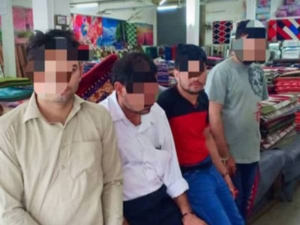 Serbuan turut dilakukan di kedai jualan karpet. 