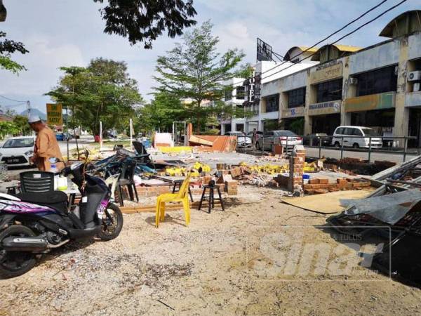 Kerja meroboh gerai dilakukan MBI di sekitar Jalan Pengkalan Barat 23, Station 18 pada 16 Oktober lalu telah menyebabkan peniaga-peniaga kecil di situ kerugian hampir RM70,000.