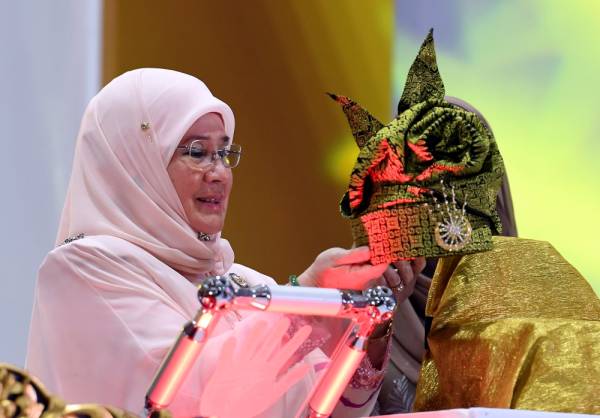 Raja Permaisuri Agong Tunku Hajah Azizah Aminah Maimunah Iskandariah berkenan merasmikan Festival Busana Tradisional Kreatif Kuala Lumpur hari ini. -Foto Bernama