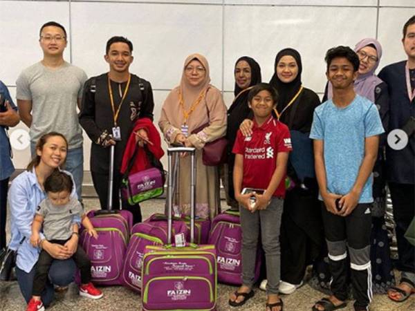 Zarina merakamkan gambar di KLIA sebelum berlepas ke tanah suci