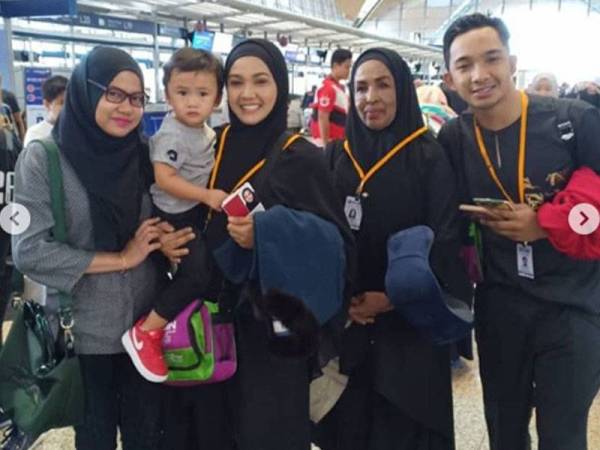 Zarina merakamkan gambar di KLIA sebelum berlepas ke tanah suci