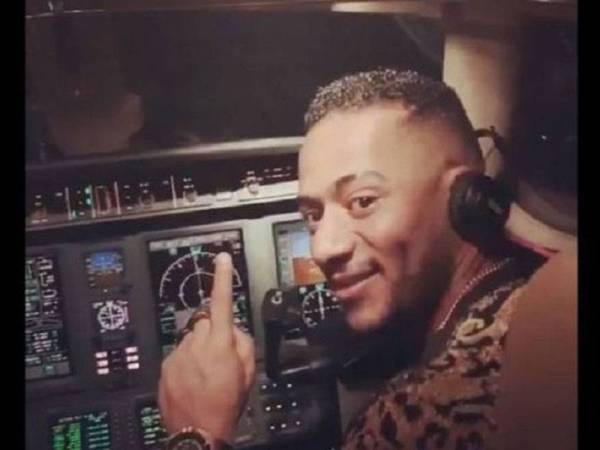 Mohamed Ramadan memuat naik video tersebut pada 13 Oktober di akaun Twitter dan Instagramnya mendorong Kementerian Penerbangan Awam Mesir menjalankan siasatan. - Foto Twitter Ramadan