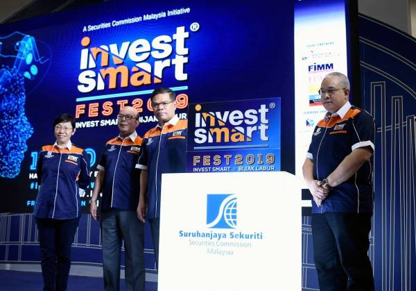 Saifuddin Nasution melancarkan InvesSmart Fest 2019 di Mid Valley hari ini. -Foto Bernama