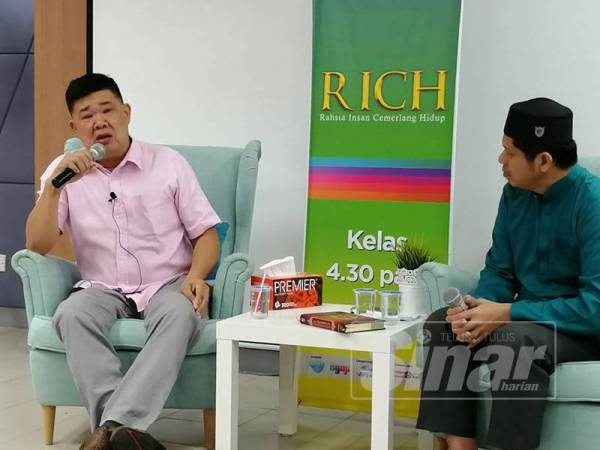 Chee Heng atau 'Uncle Kentang' (kiri) sewaktu program RICH 2.0 di Kumpulan Media Karangkraf, Seksyen 15, Shah Alam.