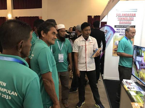 Peserta Konvensyen Kebangsaan KPA 2019 melawat salah satu pameran pertanian yang disediakan.
