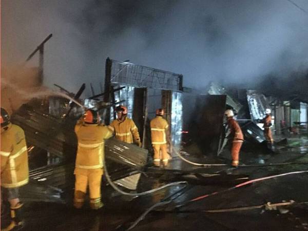 Kedai membaiki televisyen antara yang hangus dalam kebakaran awal pagi tadi di Kuala Ketil.