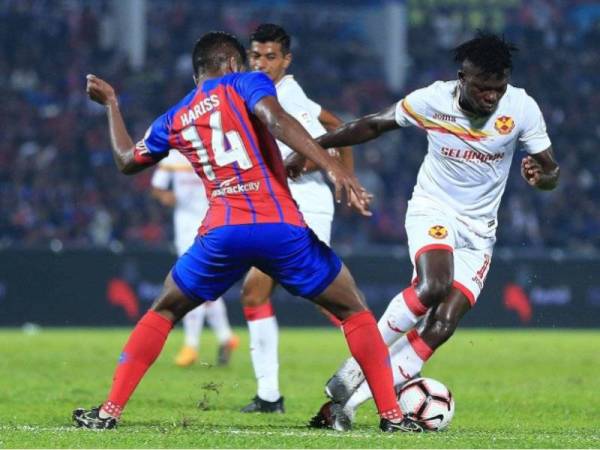Ifedayo (kanan) menghadirkan gerun buat pertahanan JDT pada aksi di Stadium Tan Sri Hassan Yunos, Larkin, semalam. - Foto JST
