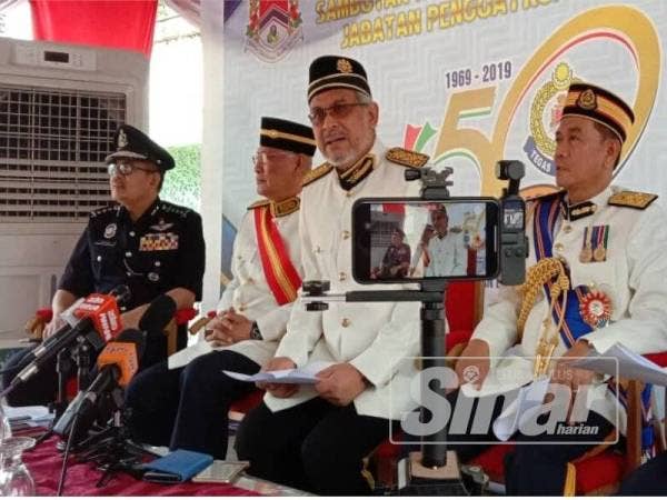 Khalid ditemui selepas merasmikan Sambutan Hari Penguatkuasa ke-50 Jabatan Penguatkuasaan DBKL di Dataran Merdeka di sini hari ini.