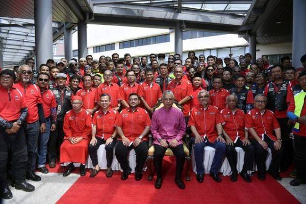  Yang di-Pertuan Agong Al-Sultan Abdullah Ri'ayatuddin Al-Mustafa Billah Shah berkenan bergambar bersama sempena Program Kembara Rahmah Zakat Wilayah Persekutuan 2019 di Taman Metropolitan Batu Sentul hari ini. - Foto Bernama