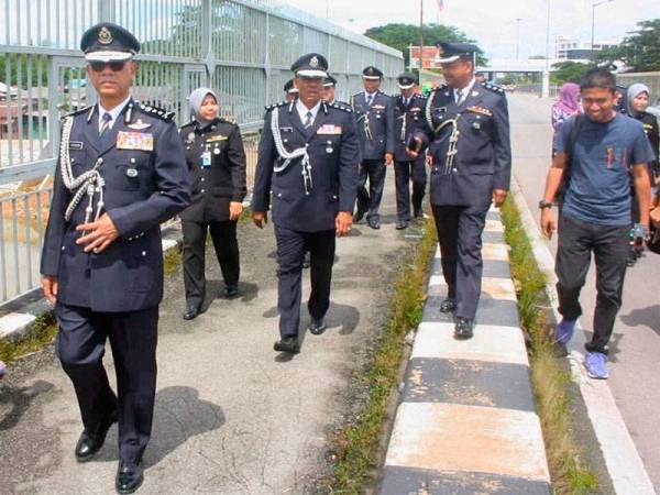 Hasanuddin (hadapan) bersama pegawai kanan, pegawai dan anggota meluangkan masa meninjau tahap keselamatan sempadan Malaysia-Thailand di Rantau Panjang hari ini.