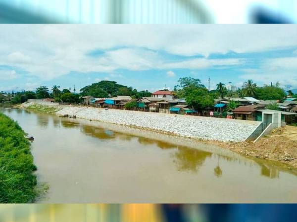 Kelihatan benteng banjir di sempadan Thailand hampir siap dibina.