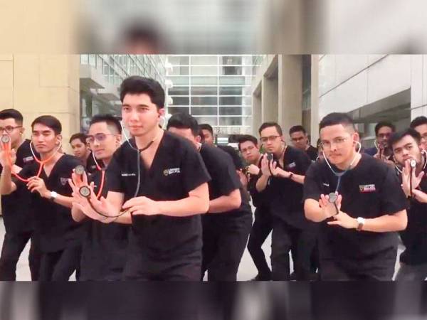 Paparan video graduan doktor UM melakukan #UniformChallenge yang kini tular di media sosial.