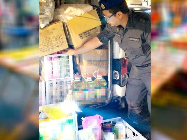 KPDNHEP Kuala Lumpur menyerbu sebuah premis dan van yang disyaki menjual barangan yang sudah luput di pasar malam di Jalan Medan Midah, Kuala Lumpur semalam