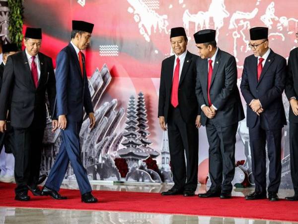 Presiden Indonesia, Joko Widodo (dua dari kiri) tiba di bangunan Parlimen Indonesia di Senayan, Jakarta. Foto: Kompas.com