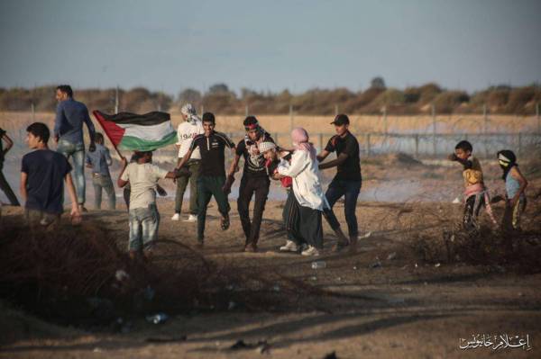 Anggota paramedik membantu penduduk Palestin yang cedera semasa bantahan di sempadan Gaza kelmarin.
