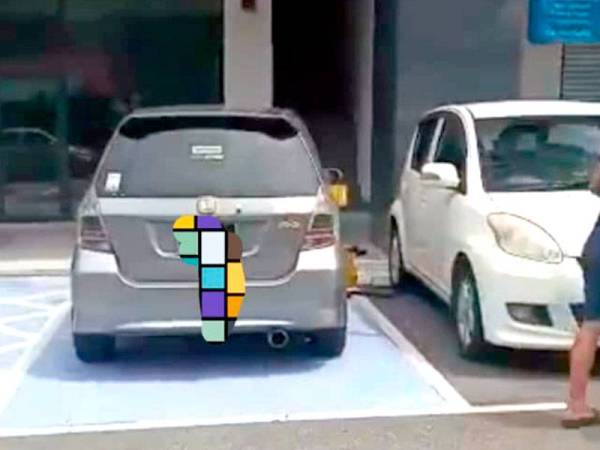 Kereta jenis Honda yang tayarnya dikunci kerana diletakkan di parkir OKU.