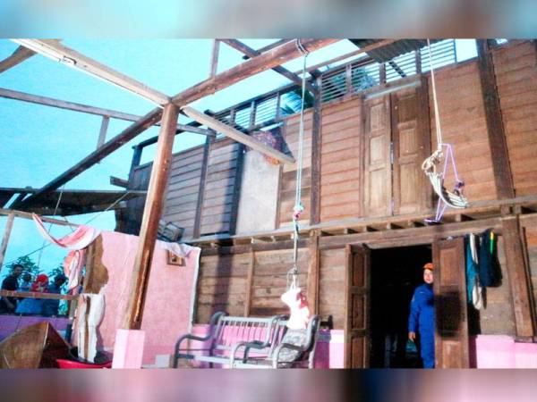 Muhammad Ainol Farhan tidur dalam buaian berkenaan sebelum kejadian ribut yang merosakkan rumah keseluruhan rumah mereka petang tadi.