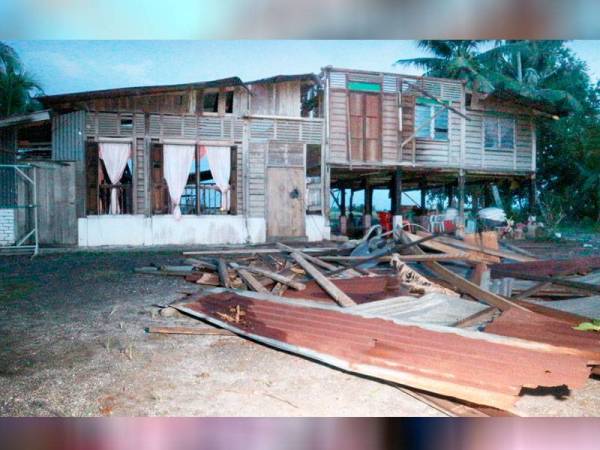 Keadaan rumah Nurul Farhana yang rosak akibat dibadai ribut petang tadi.