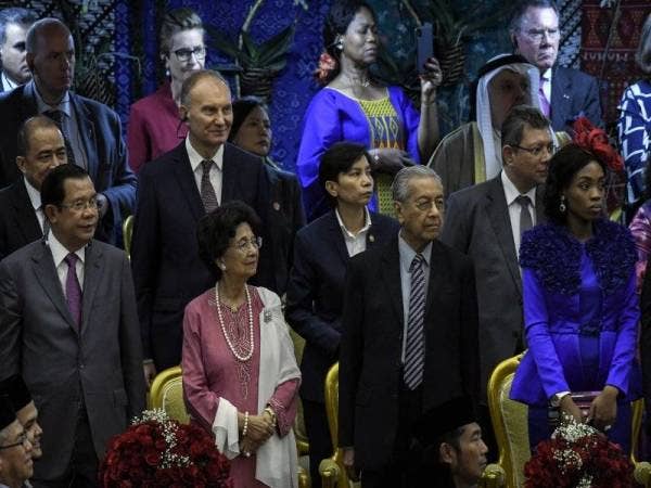 Dr Mahathir (tiga dari kiri) bersama isterinya Tun Dr Siti Hasmah Mohd Ali (dua dari kiri) ketika hadir pada Majlis mengangkat sumpah jawatan Presiden Indonesia di Bangunan Parlimen Indonesia hari ini.FOTO: BERNAMA