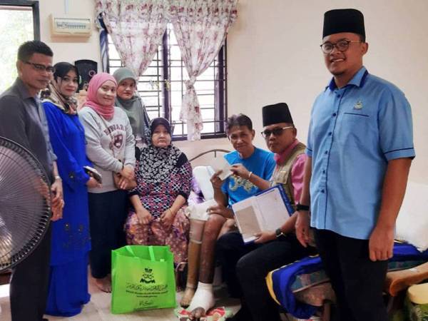 Mohd Salihin (tengah) ketika ditemui petugas Jejak Asnaf MAINJ di kediamannya.