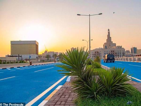 Warna biru terang menyerap kurang haba berbanding jalan raya berwarna gelap.