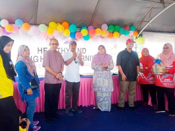 Fuziah (empat dari kanan) turut meluangkan masa menyantuni para usahawan yang terlibat dalam Hari Kemahiran dan Keusahawanan KEMAS.