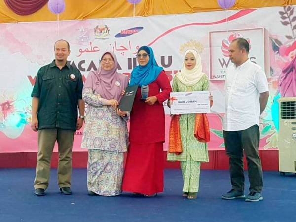 Fuziah (dua dari kiri) menyampaikan hadiah kepada pemenang salah satu acara yang dipertandingkan di sini.