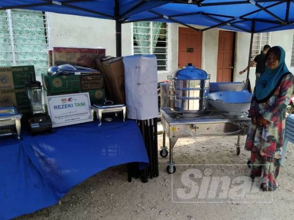 Suriati menerima bantuan peralatan memasak di bawah program Rezeki Tani.