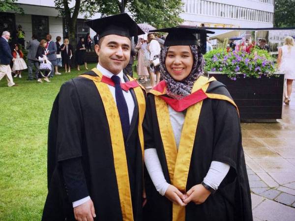 Alyaa Nadhirah (kanan) bersama salah seorang rakan sepengajiannya ketika majlis konvokesyen di Northumbria University NewCastle, United Kingdom pada 2017.
