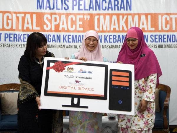 Timbalan Perdana Menteri merangkap Menteri Pembangunan Wanita, Keluarga dan Masyarakat, Datuk Seri Dr Wan Azizah Wan Ismail (tengah) menerima mockup cek daripada Pengerusi Malaysia Airports Tan Sri Zainun Ali (kiri) ketika gimik Majlis Pelancaran “Digital Space” (Makmal ICT) di Pusat Perkembangan Kemahiran Kebangsaan, Serendah hari ini. - Foto Bernama