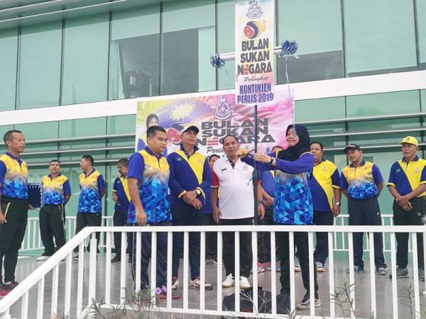 Surina (depan kanan) merasmikan Bulan Sukan Negara di Ibu Pejabat Polis Perlis hari ini.