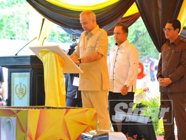Sultan Nazrin menyempurnakan lafaz perasmian program Restorasi Tebing Sungai Perak sempena sambutan Hari Hutan Antarabangsa peringkat negeri di pesisir tebing Sungai Perak Kampung Sayong Tebing hari ini. 