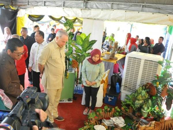 Sultan Nazrin berkenan melawat tapak pameran pada program Restorasi Tebing Sungai Perak sempena sambutan Hari Hutan Antarabangsa peringkat negeri di pesisir tebing Sungai Perak Kampung Sayong Tebing hari ini. 