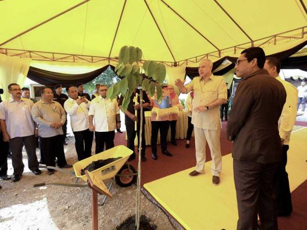 Sultan Perak Sultan Nazrin Shah berkenan melihat pokok Merbau selepas baginda menanam pokok tersebut pada Program Restorasi Tebing Sungai Perak sempena Majlis Sambutan Hari Hutan Antarabangsa Peringkat Negeri Perak 2019 di Kampung Sayong Tebing hari ini. - Foto Bernama