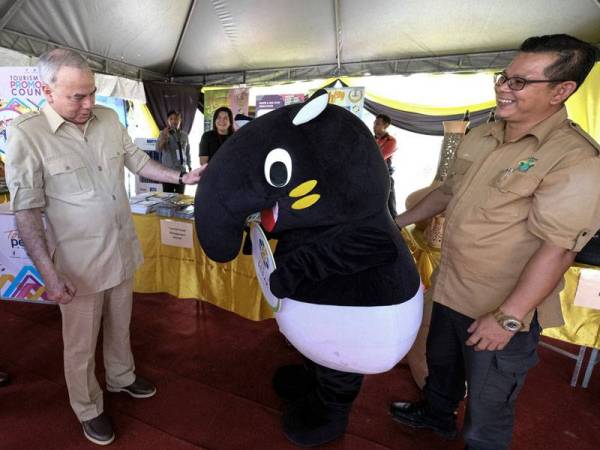 Sultan Perak Sultan Nazrin Shah bersama maskot tapir ketika baginda berkenan melawat ruang pameran selepas merasmikan Program Restorasi Tebing Sungai Perak sempena Majlis Sambutan Hari Hutan Antarabangsa Peringkat Negeri Perak 2019 di Kampung Sayong Tebing hari ini. - Foto Bernama
