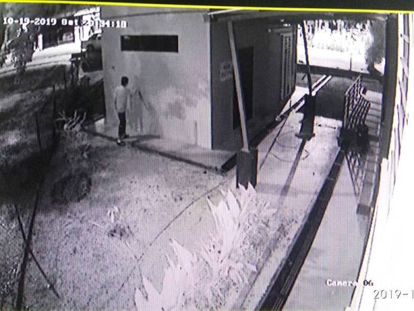 Seorang individu dipercayai telah memanjat pagar belakang surau sebelum melukis gambar kemaluan lelaki menggunakan penyembur cat berwarna kuning. 