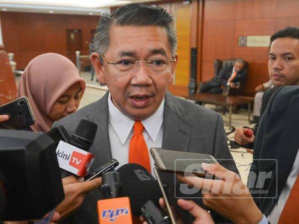 Salahuddin bercakap kepada pemberita di Parlimen. - Foto Sinar Harian SHARIFUDIN ABDUL RAHIM