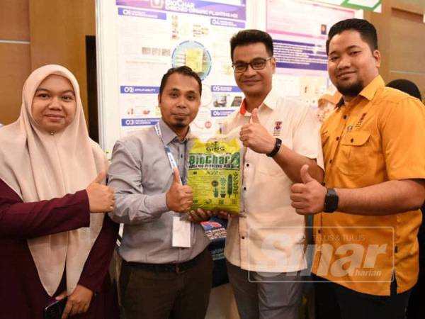 Arham (dua dari kanan) menunjukkan produk baja organik yang dihasilkan melalui formulasi UMK.