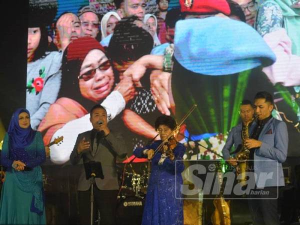 Isteri Perdana Menteri, Tun Dr Siti Hasmah Mohamad Ali menggesek biola ketika membuat persembahan khas diiringi Penyanyi Tanah Air, Datuk Siti Nurhaliza pada Makan Malam Amal Kempen Tabung Pahlawan di Wisma Perwira Angkatan Tentera Malaysia malam ini. - Foto Sinar Harian/SHARIFUDIN ABDUL RAHIM